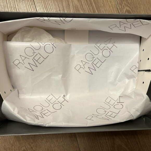 Raquel Welch Glazed Sand Synthetic Short Pixie Wig - Picture 11 of 11